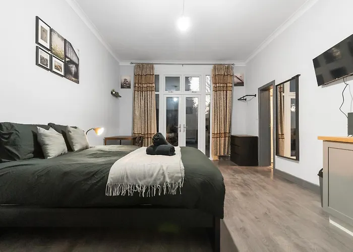 Modern Moseley Studio - 3